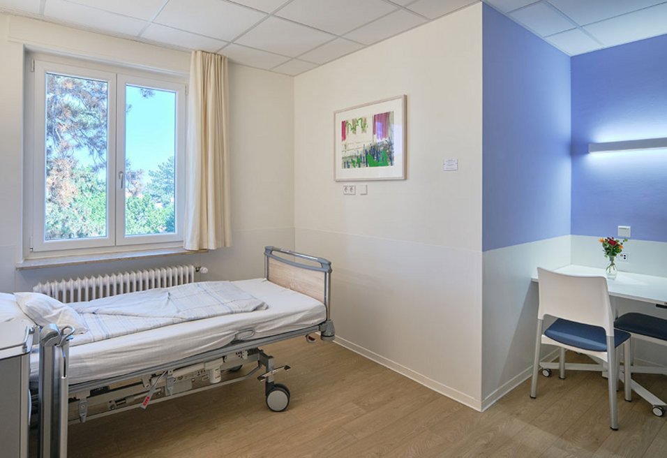 Einzelzimmer der Psychosomatischen Station mit freundlicher Raumgestaltung