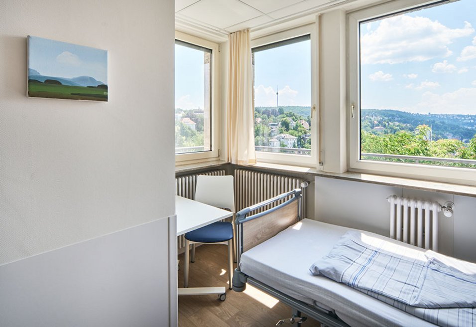 Patientenzimmer der Psychosomatischen Station mit Blick über Stuttgart
