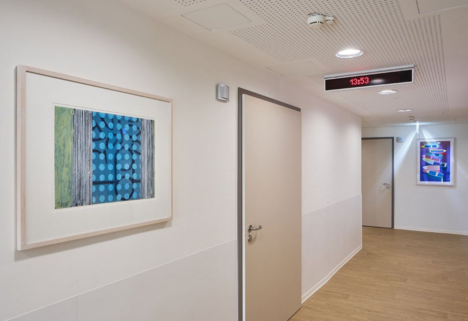 Flur der Psychosomatischen Station mit Kunstwerken im Rahmen der Healing Art des Robert Bosch Krankenhauses