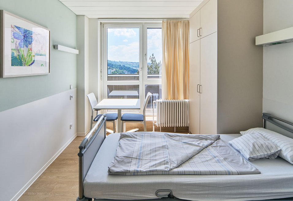 Helles Patientenzimmer der Psychosomatischen Station am Standort City in Stuttgart
